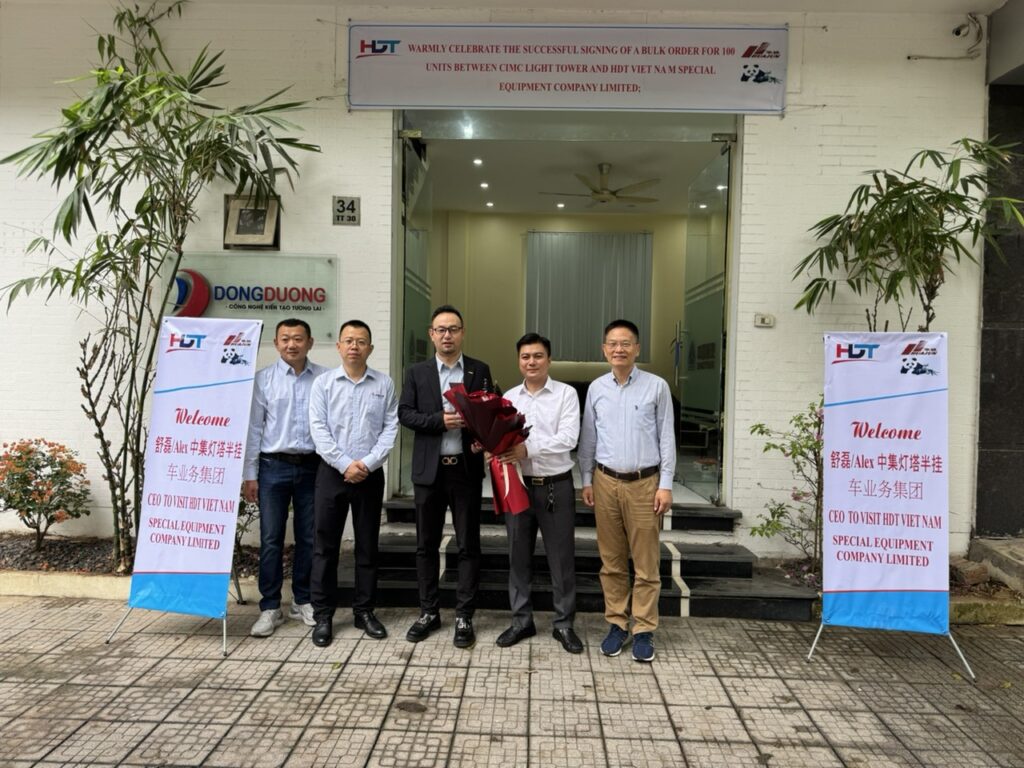 Đại diện HDT Việt Nam (Mr Truyền - thứ 2 từ phải sang trái) cùng toàn bộ CEO và cán bộ CIMC